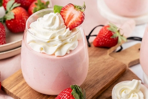 طرز تهیه دسر موس توت فرنگی