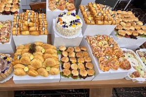 فینگر فود چیست؟ راهنمای کامل برای تهیه و سرو فینگر فود در مهمانی‌ها