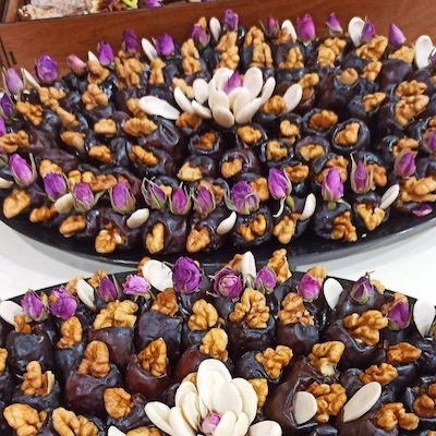 پذیرایی-شیک-خرما-با-غنچه-گل