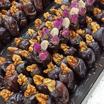 پذیرایی-شیک-خرما-با-غنچه-گل