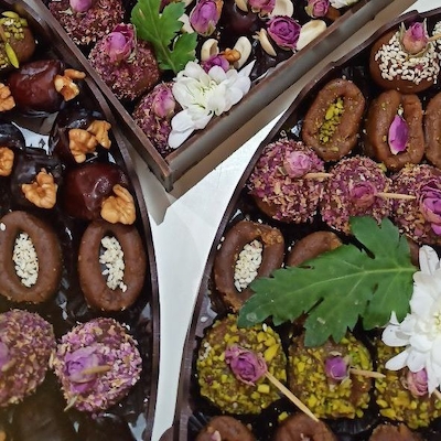 پذیرایی-شیک-خرما-با-غنچه-گل