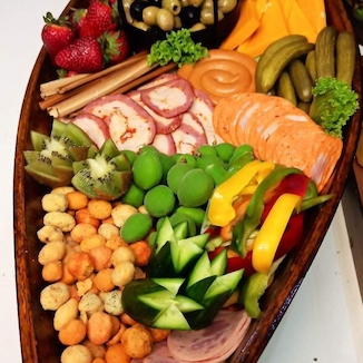 عکس کشتی ترنج  و مزه 15 نفره | سینی میکس میوه تازه، ژامبون، پنیر، تنقلات، زیتون و خیارشور