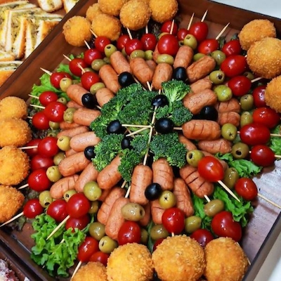 سینی مژه  سیخ  بار دیلاکس | 30 سیخ مینی  سوسیس + 30 توپک مرغ